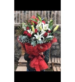 lilyum şebboy ve kırmızı güller